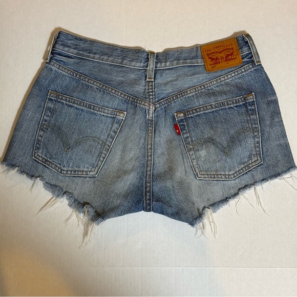Levi’s Women’s Jean Shorts 501 Cut Off Denim Size 28 Waist Frayed Hem Shortie - Picture 12 of 14
